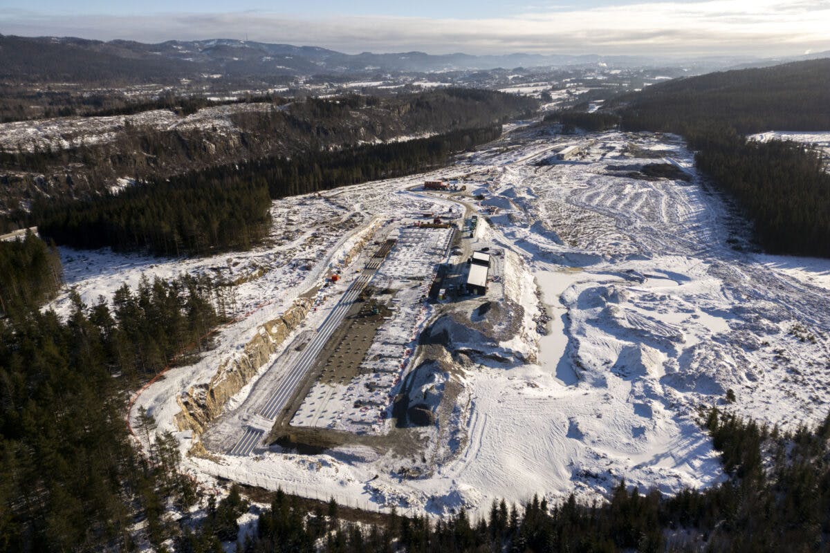 Et luftfoto av en byggeplass i snøen.