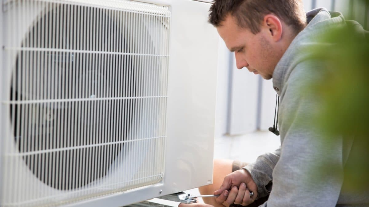 mann monterer varmepumpe