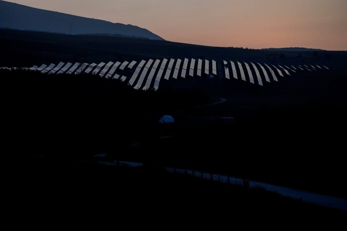 Solcellepark i fjell i morgengry