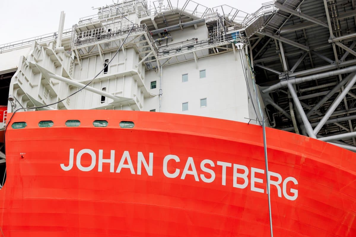 Forstavnen på et stort rødt skip med navnet "JOHAN CASTBERG".