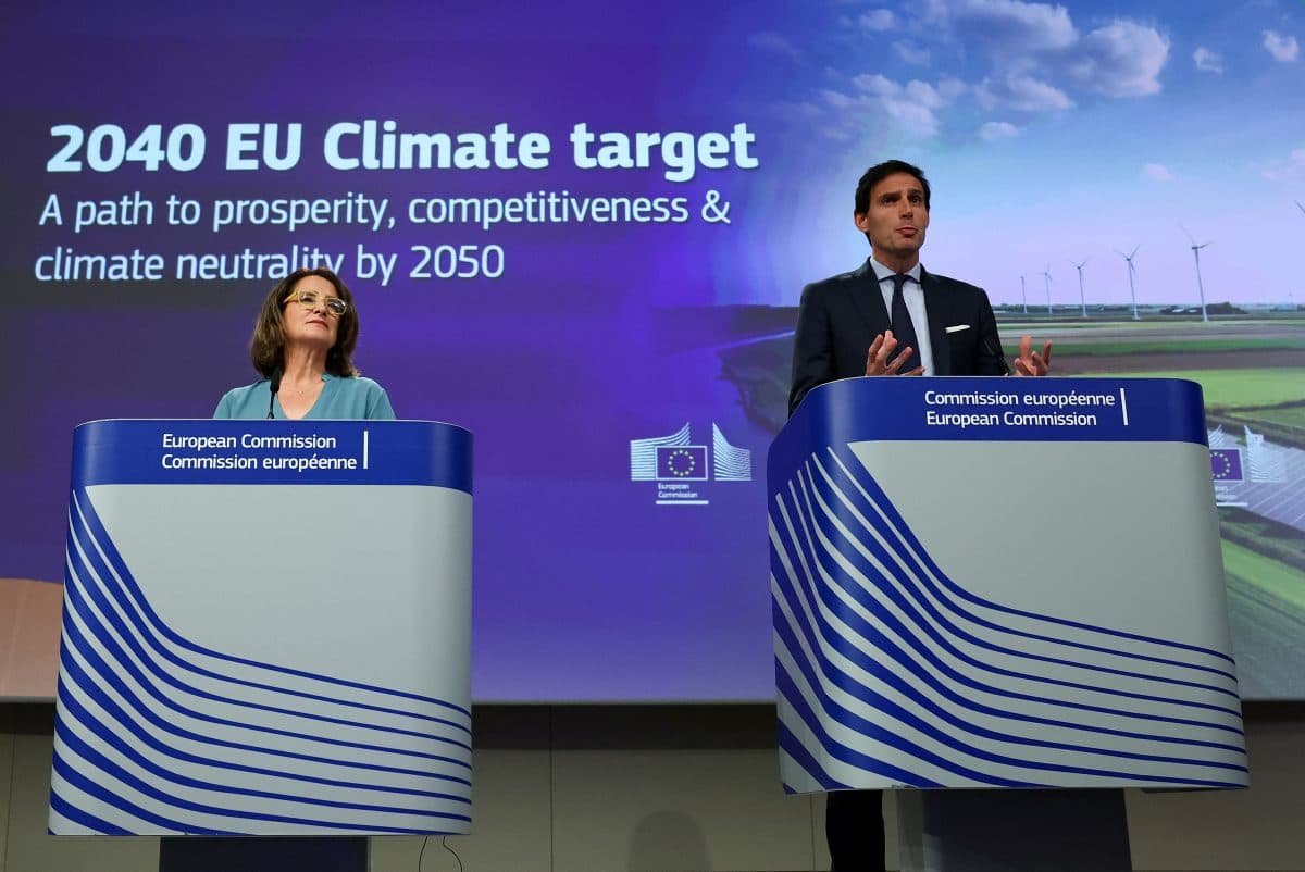 To tjenestemenn taler på podier med en skjerm bak seg som viser "2040 EU Climate target: En vei til velstand, konkurranseevne og klimanøytralitet innen 2050" på et arrangement i regi av Europakommisjonen.
