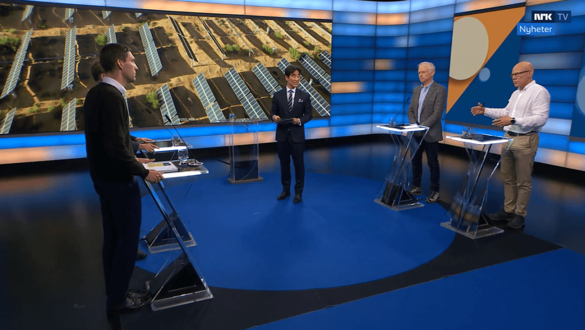 Stillbilde fra NRKs Debatten, med programleder og fire debattanter.