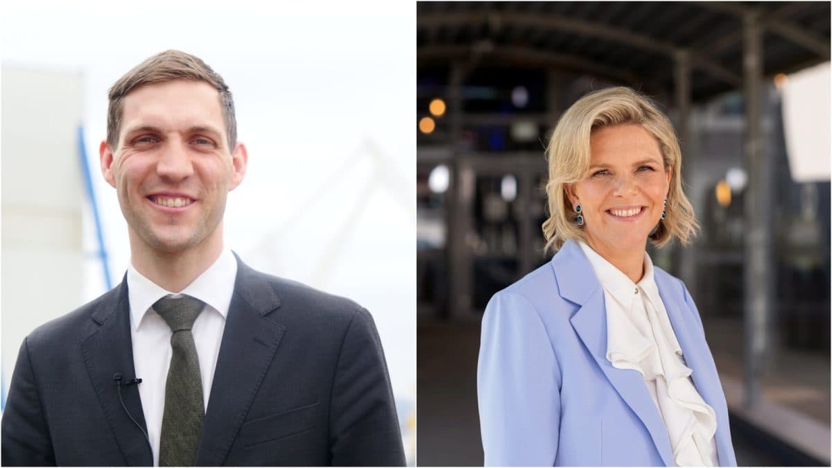 En mann i dress og slips står utendørs til venstre, og en kvinne i lyseblå blazer står innendørs til høyre. Begge smiler til kameraet.