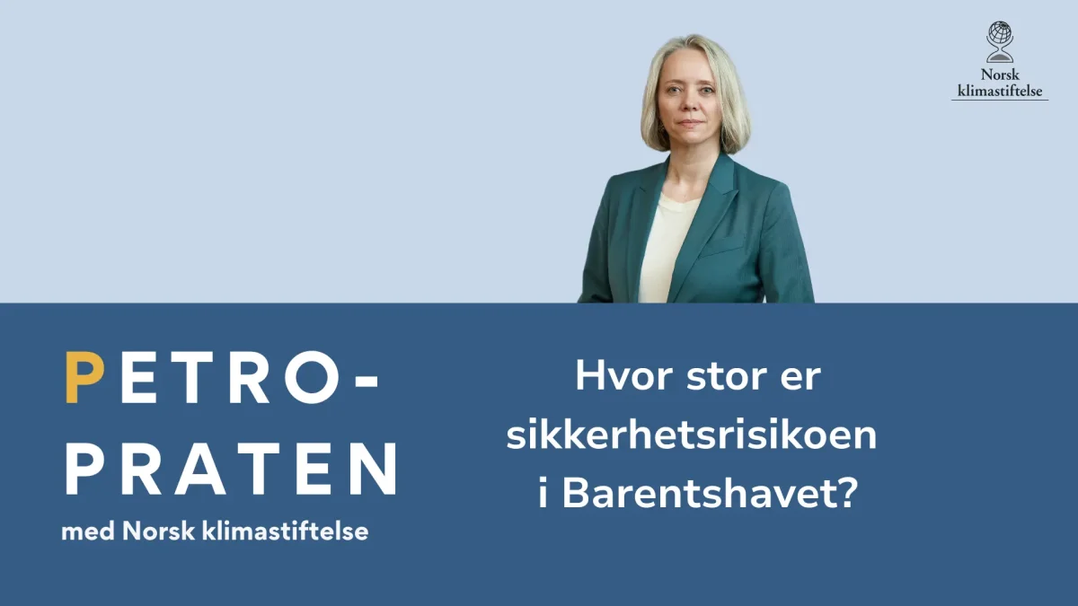 En kvinne i blågrønn blazer står ved siden av et skilt med teksten "PETRO-PRATEN med Norsk klimastiftelse" og en tekst som spør om sikkerhetsrisikoen i Barentshavet.