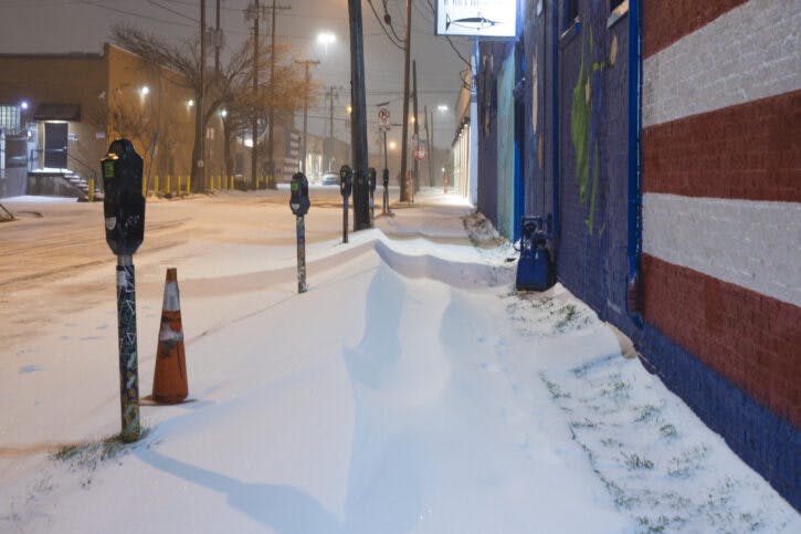Deep_Ellum_sidewalk_covered_with_snow_in_Dallas_snow_storm_2021