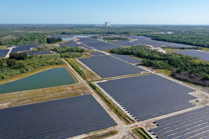 En stor 74,5 MW solpark nær Kennedy Space Center i Florida.