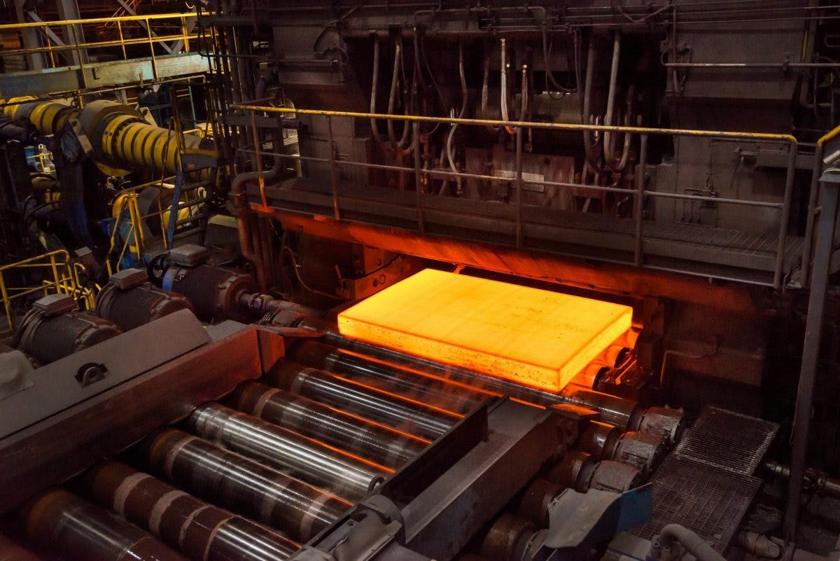 Rødglødende stykke stål i fabrikk