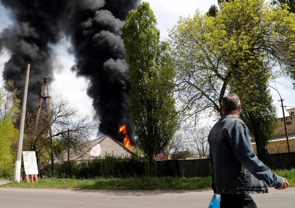 Brann i oljedepot i Donetsk sett på avstand