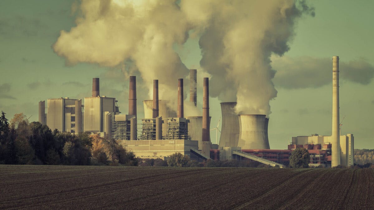 Tysk kullkraftverk med rykende piper