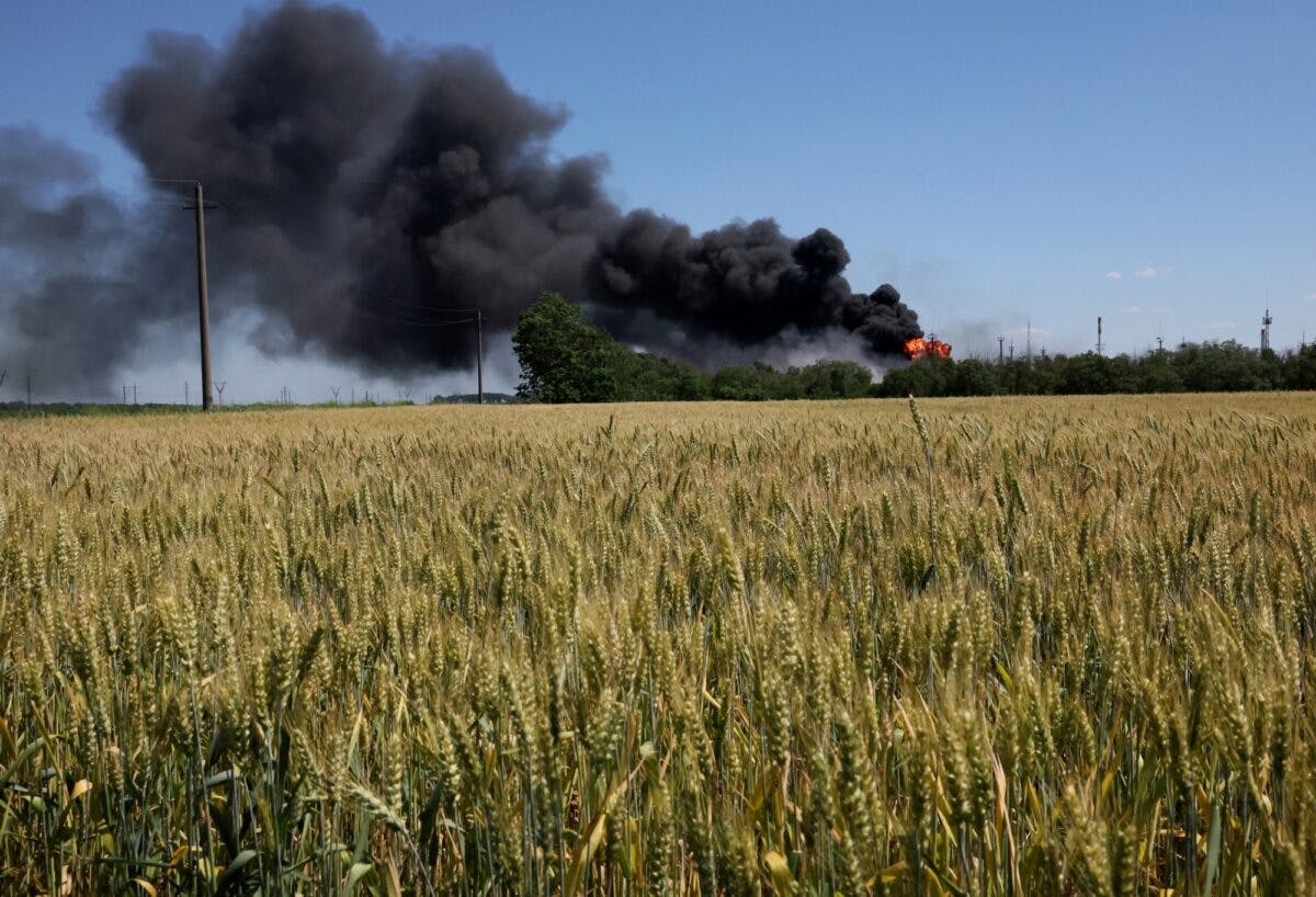 Brann etter artilleribeskytning på landsbygda i Ukraina