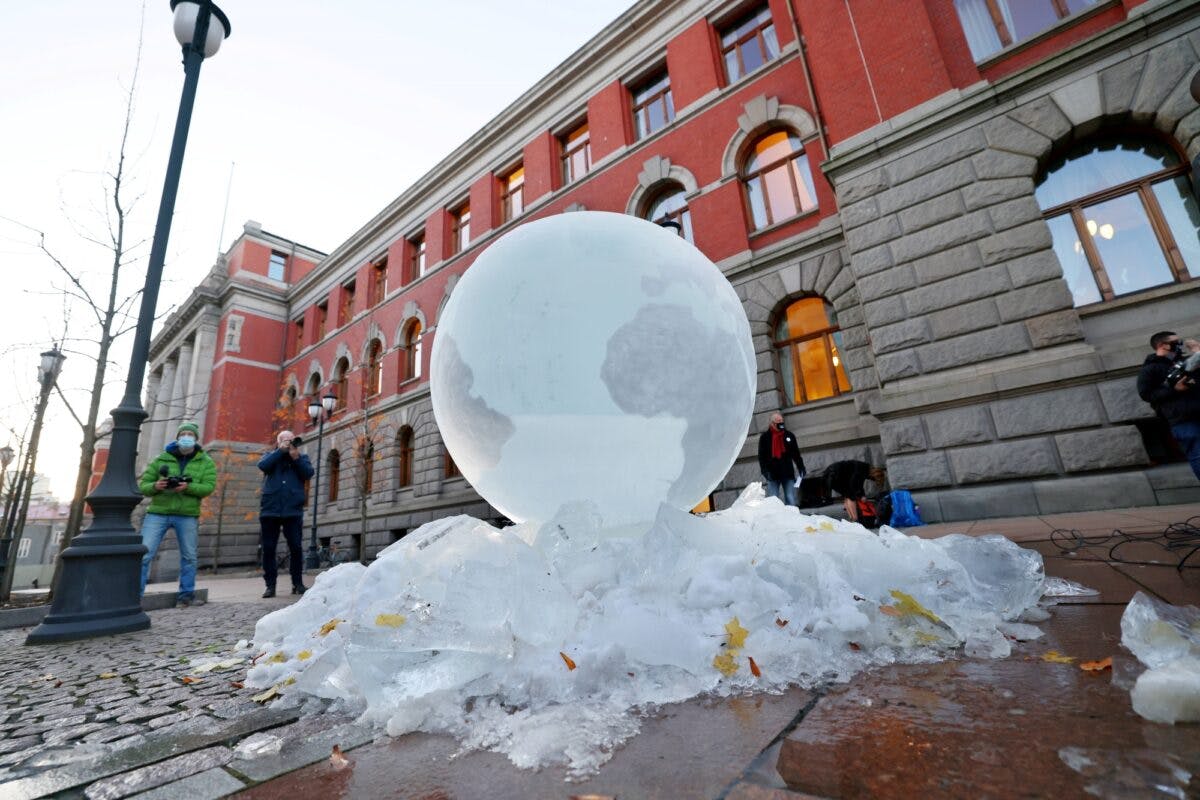 Jordklode av is smelter utenfor Høyesterett i Oslo
