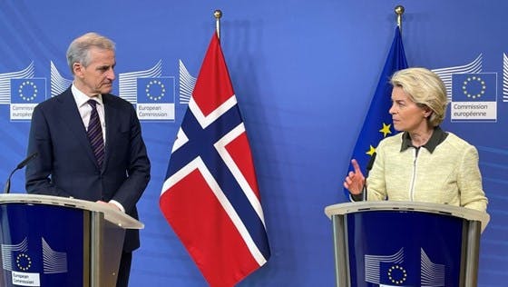 Støre og von der Leyen med norsk flagg og EU-flagg