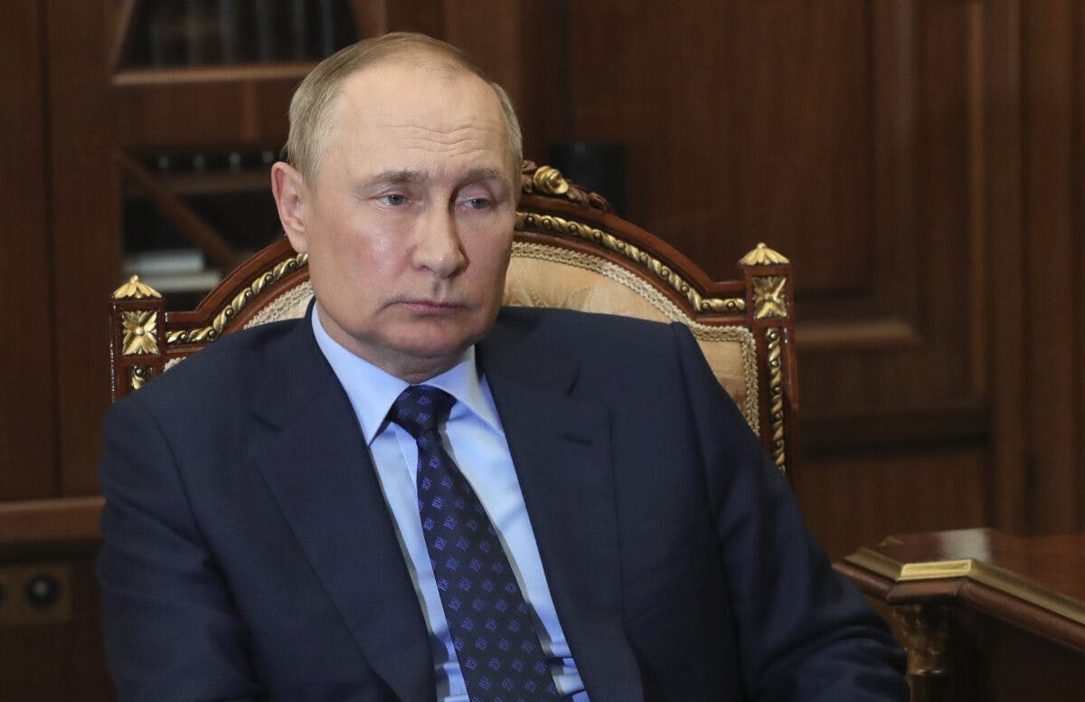 Vladimir Putin sittende i stol