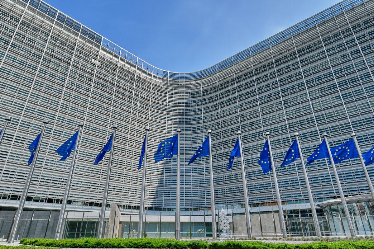 EU-flagg foran EU-kommisjonens bygning i Brussel