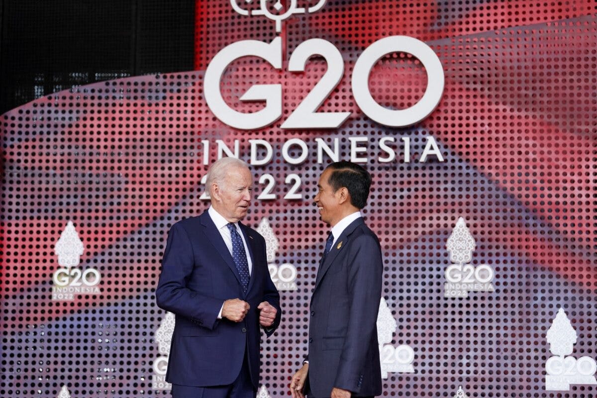 Joe Biden og Joko Widodo foran logo for G20-møte i Indonesia