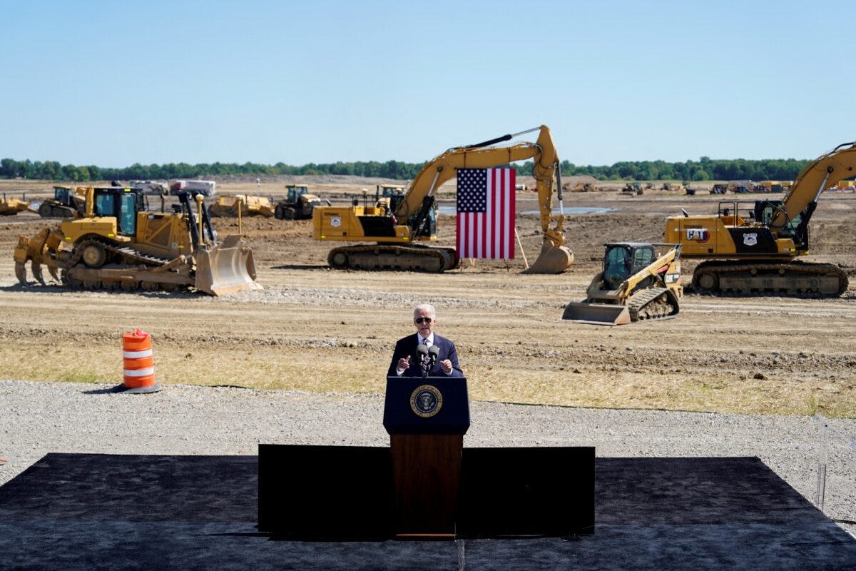 Joe Biden taler på byggeplass.
