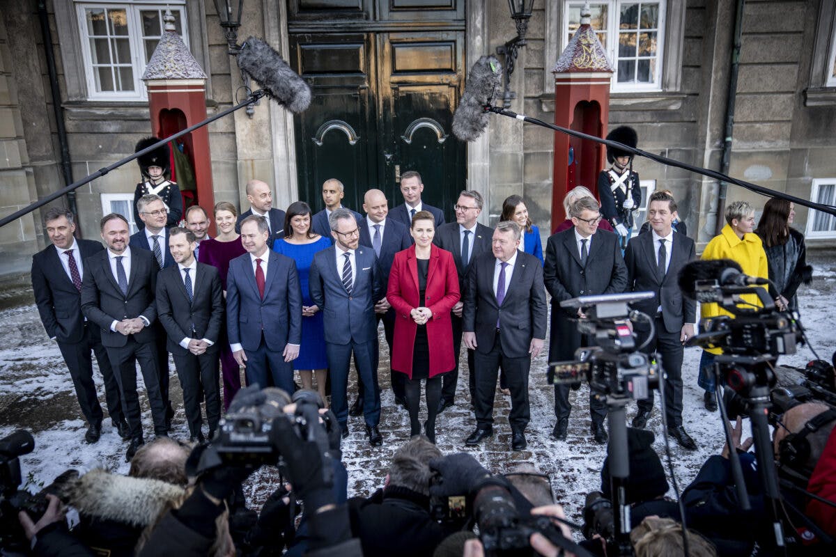 Ministrene i Danmarks nye regjering står samlet utenfor Amalienborg slott