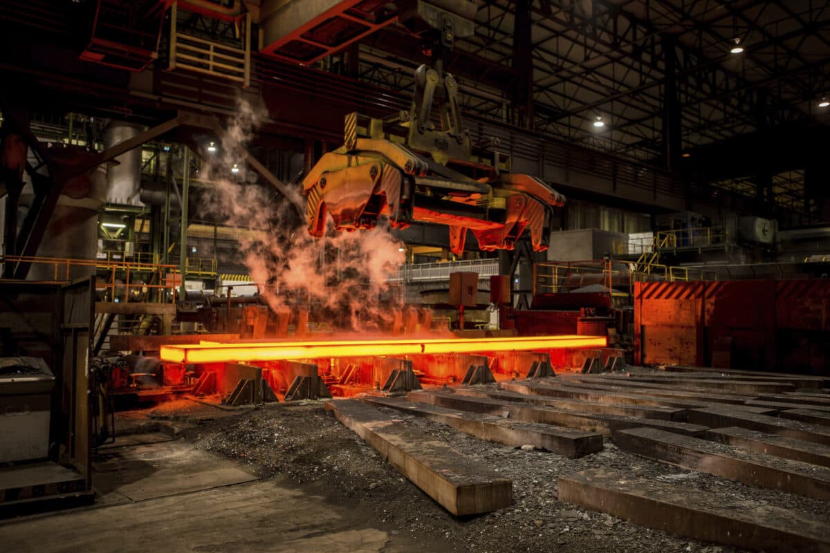 Arbeid med stålproduksjon.