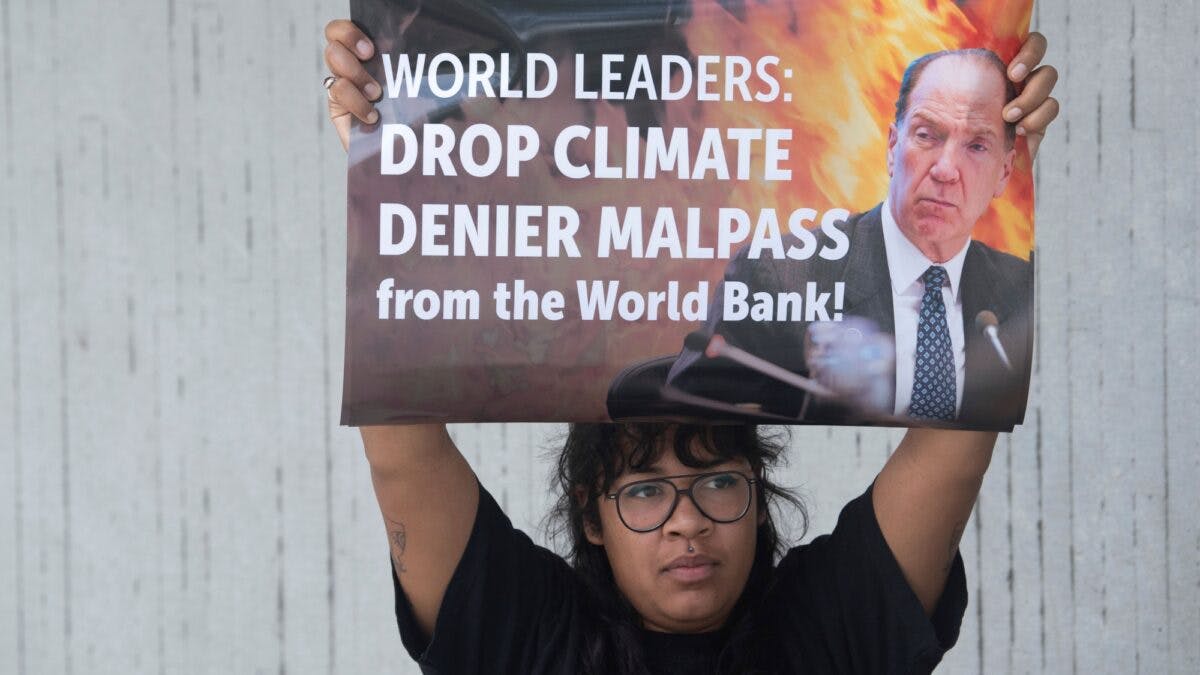 Klimaaktivist holder opp plakat.