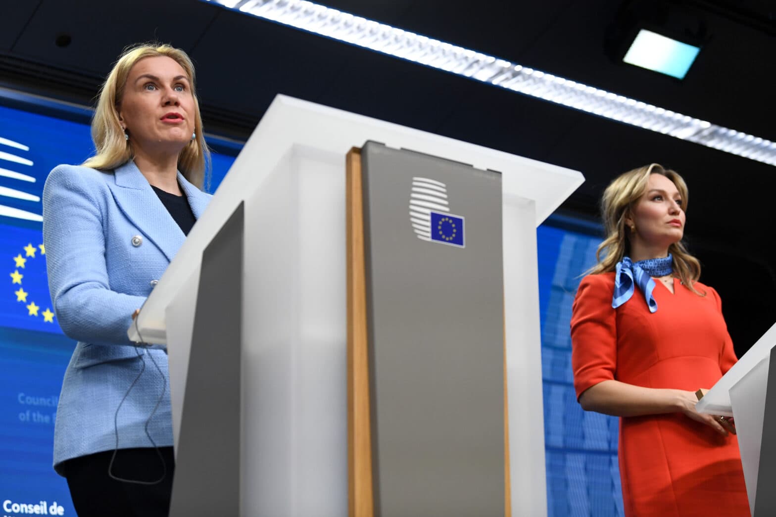 Kadri Simson og Ebba Busch står bak hver sin talerstol