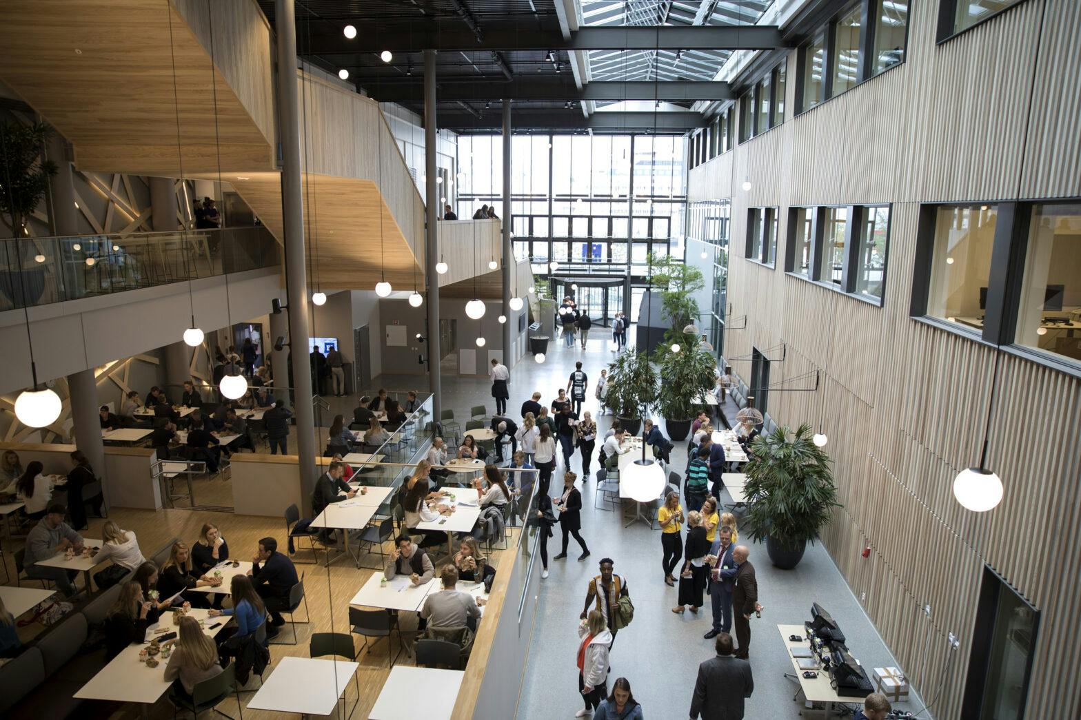 Oversiktsbilde interiør BIs campus i Trondheim