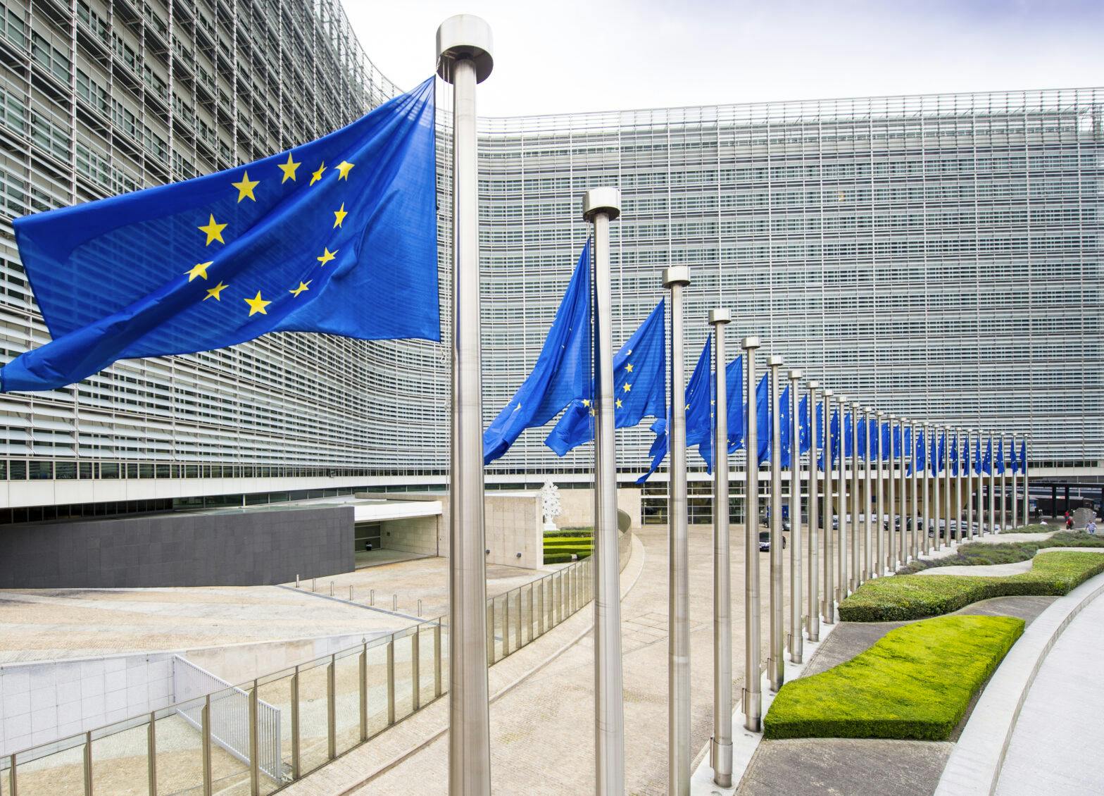 Flaggstenger med EU-flagg foran EU-kommisjonens bygning i Brussel