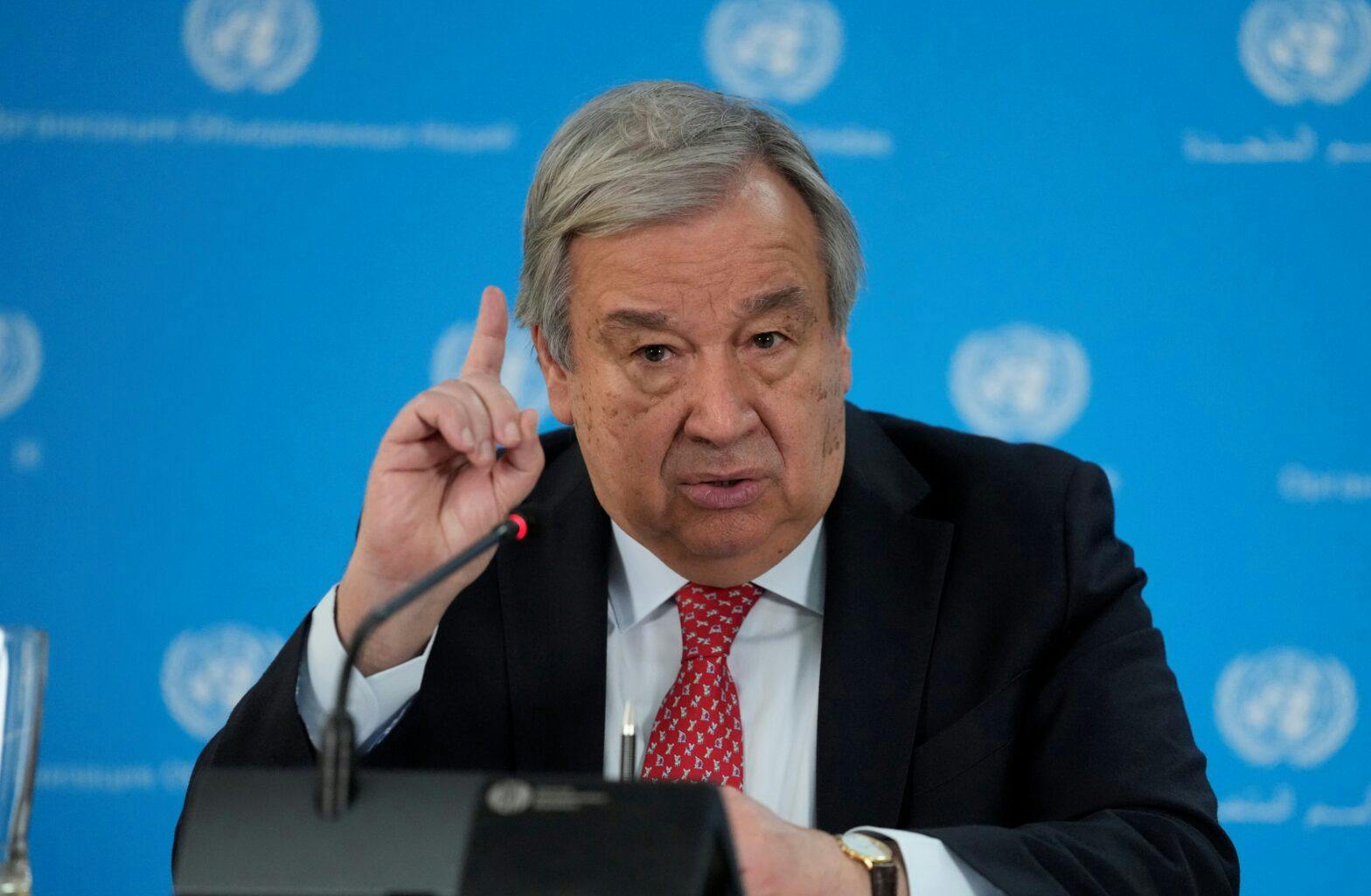 Antonio Guterres hever pekefinger under pressekonferanse