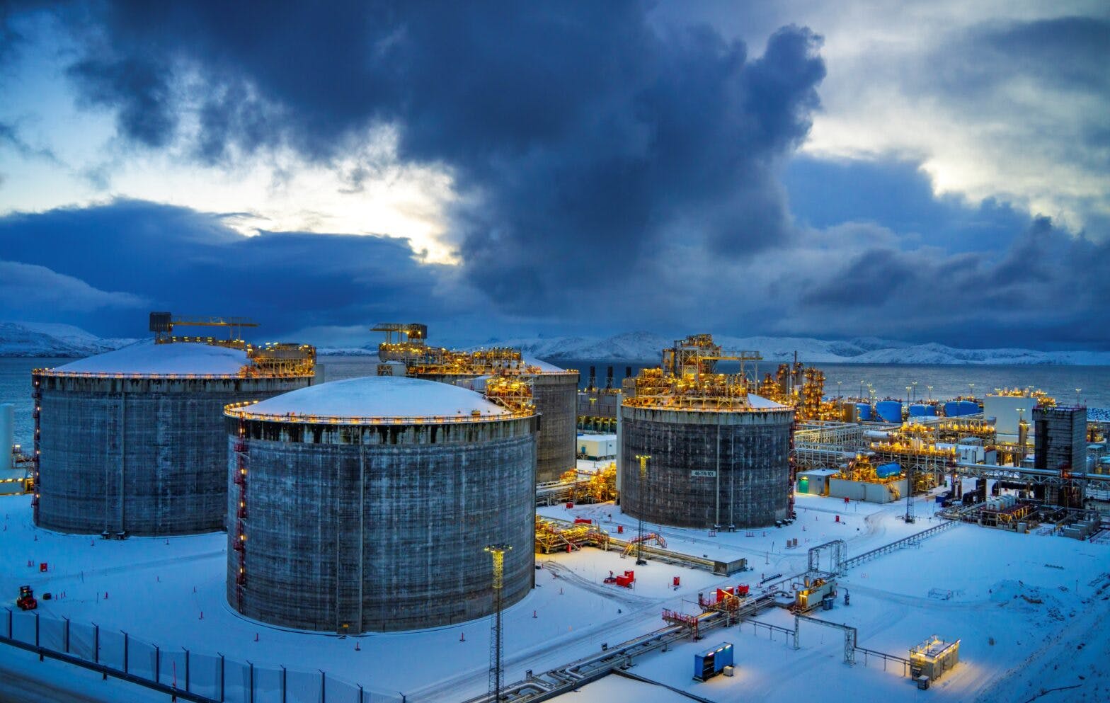 Et stort oljeraffineri midt i et snølandskap.