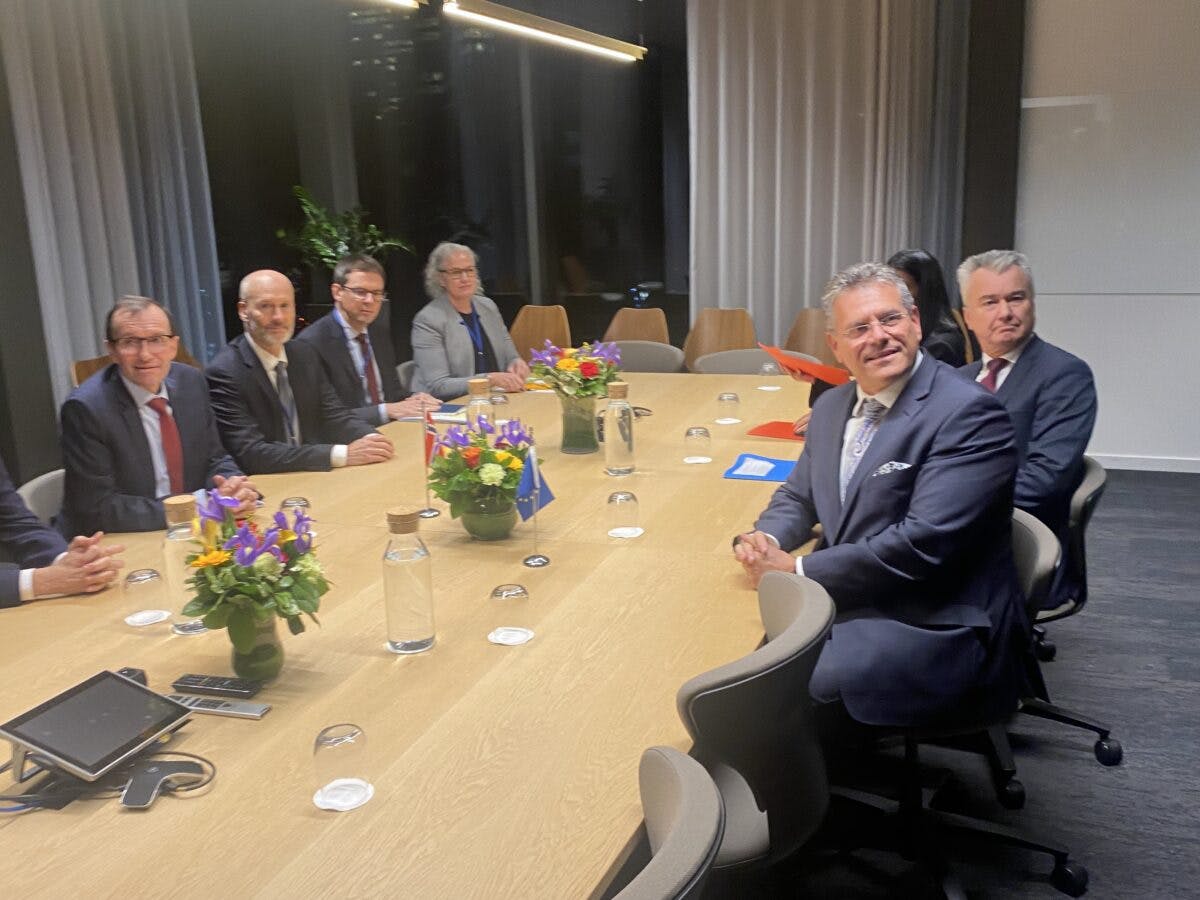 En gruppe menn, inkludert Espen Barth Eide, sitter rundt et konferansebord og diskuterer EØS-midler.