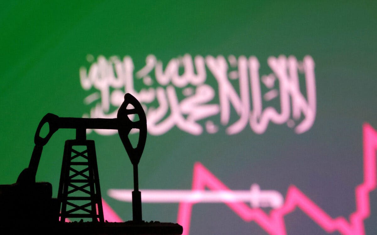 En modell av en oljepumpe vises foran det saudiske flagget.
