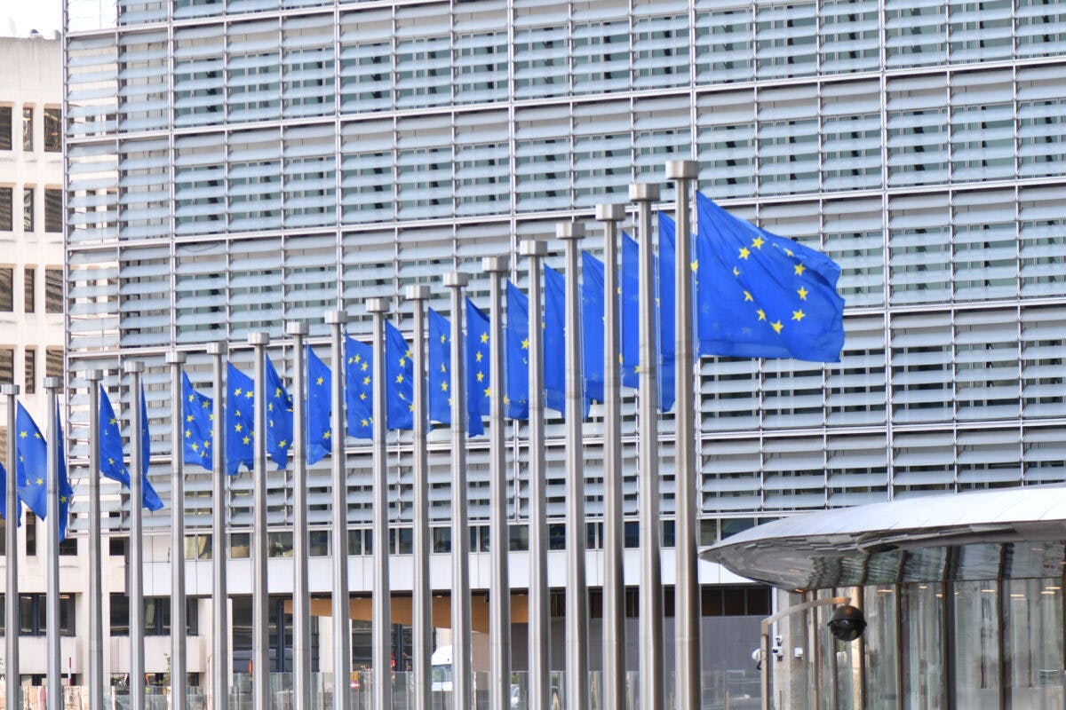 EU-flagg foran Europakommisjonens bygning i Brussel.