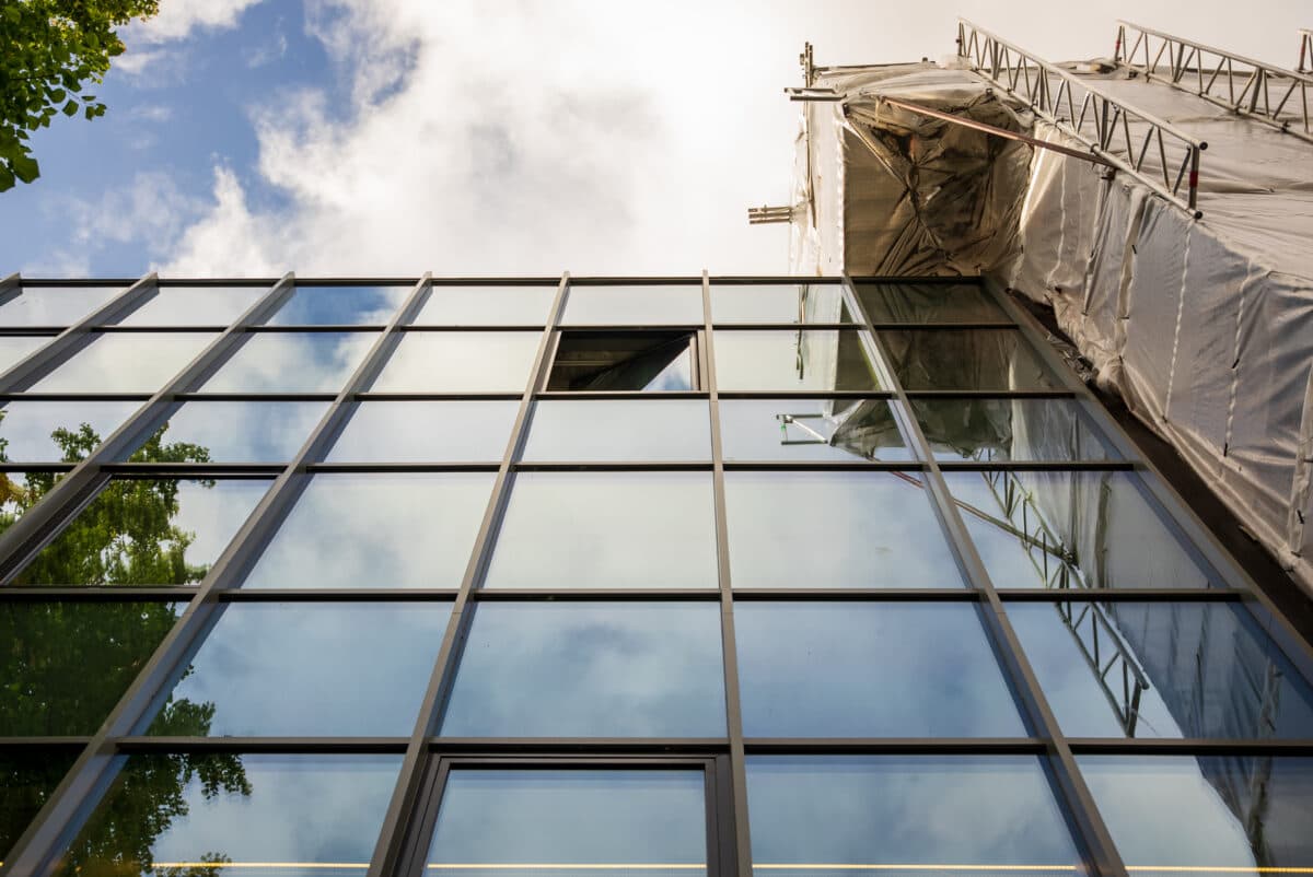 En bygning med et stort glassvindu.