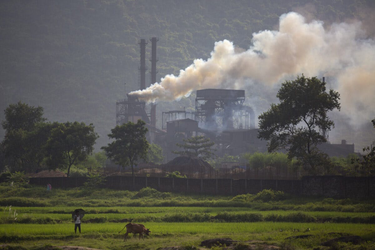 En fabrikk med røyk ut av pipene.