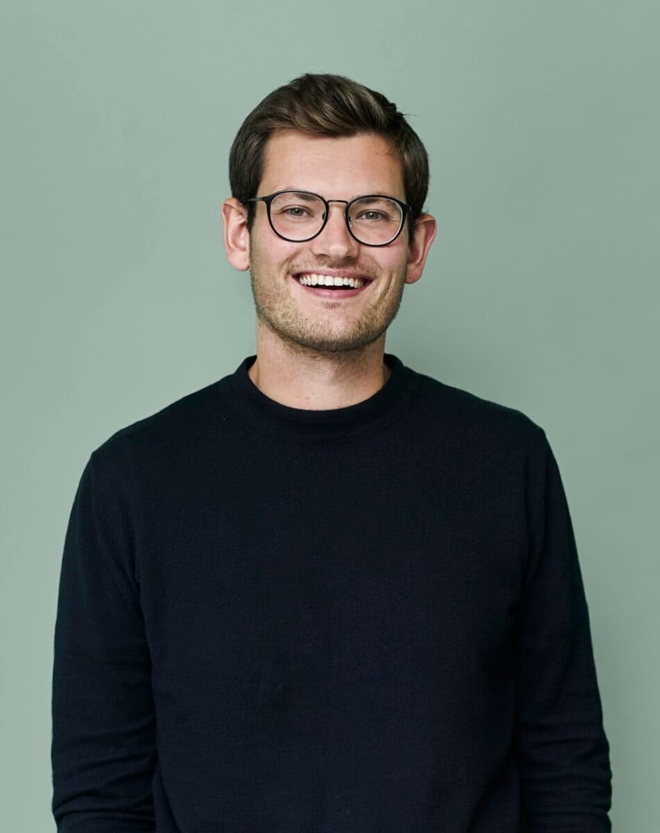 En ung mann med briller og en svart genser.