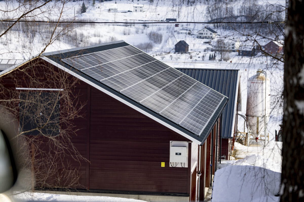 Et hus med solcellepaneler på taket.