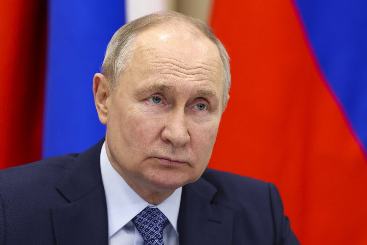 Vladimir Putin foran russiske flagg.