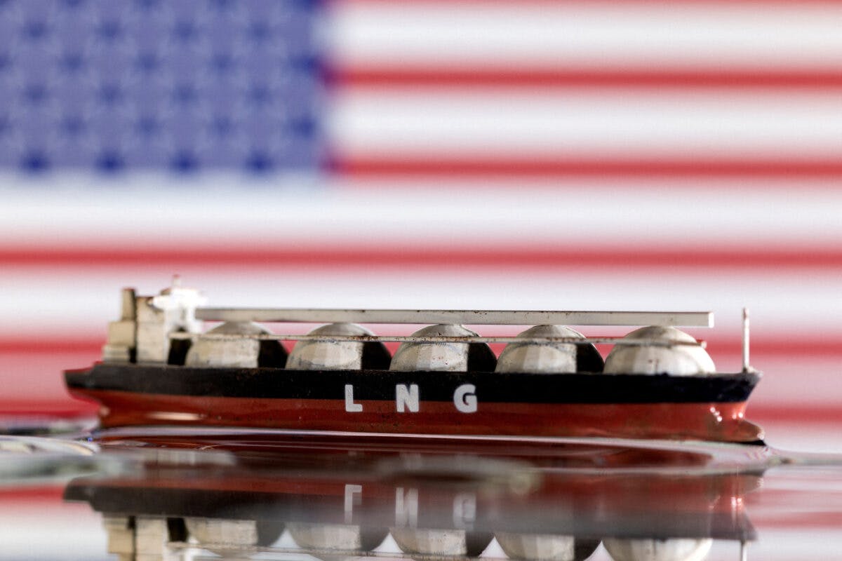 En lekebåt med et amerikansk flagg foran seg.