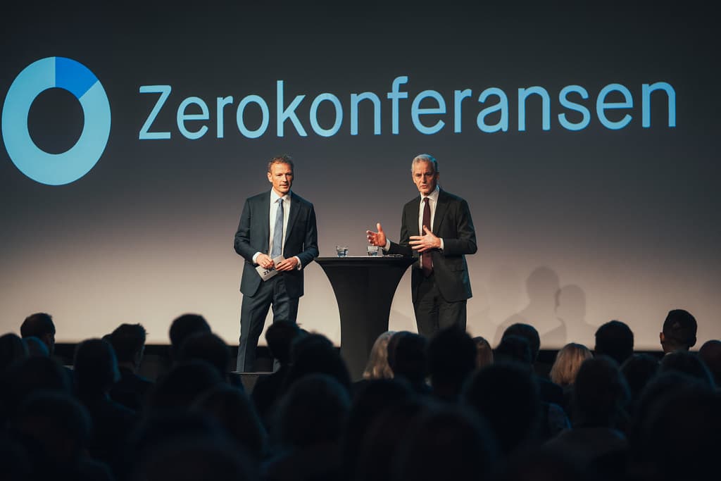 To programledere står på scenen på Zerokonferansen og henvender seg til et publikum.