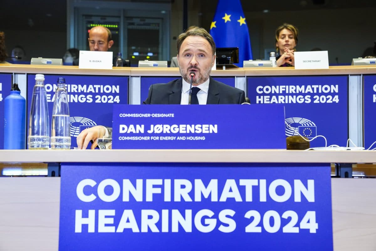 En person som taler ved et podium merket «Konfirmasjonshøringer 2024», med et skilt der det står «Dan Jørgensen, utpekt energi- og boligkommissær.