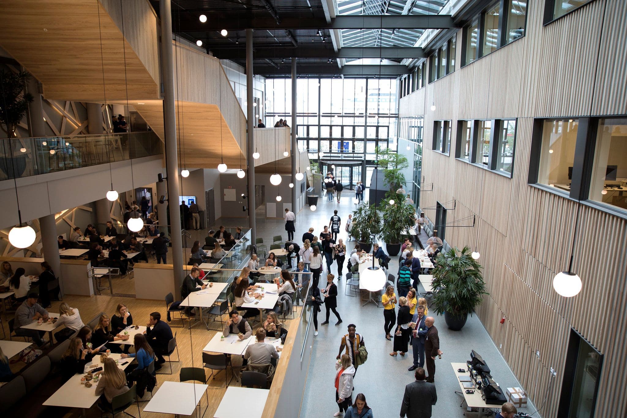 Oversiktsbilde interiør BIs campus i Trondheim