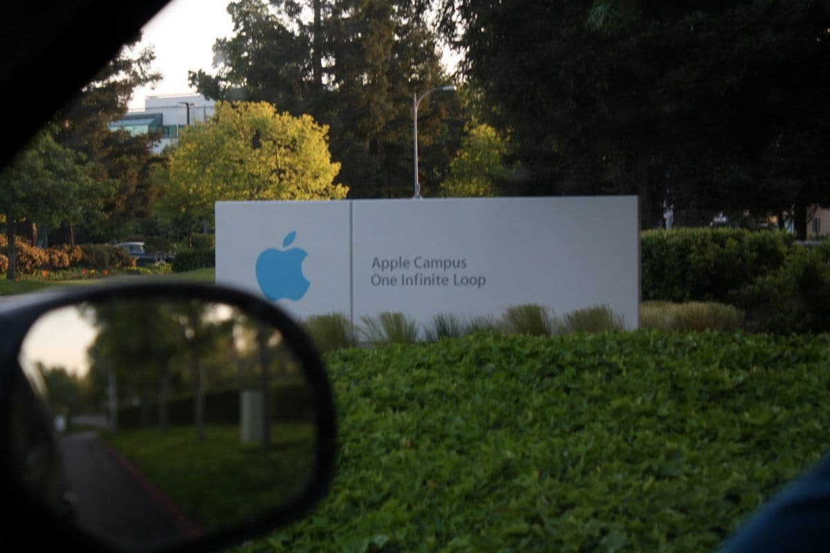 På vei inn til Apples hovedkvarter i Cupertino, California - men ikke i en Apple-bil.