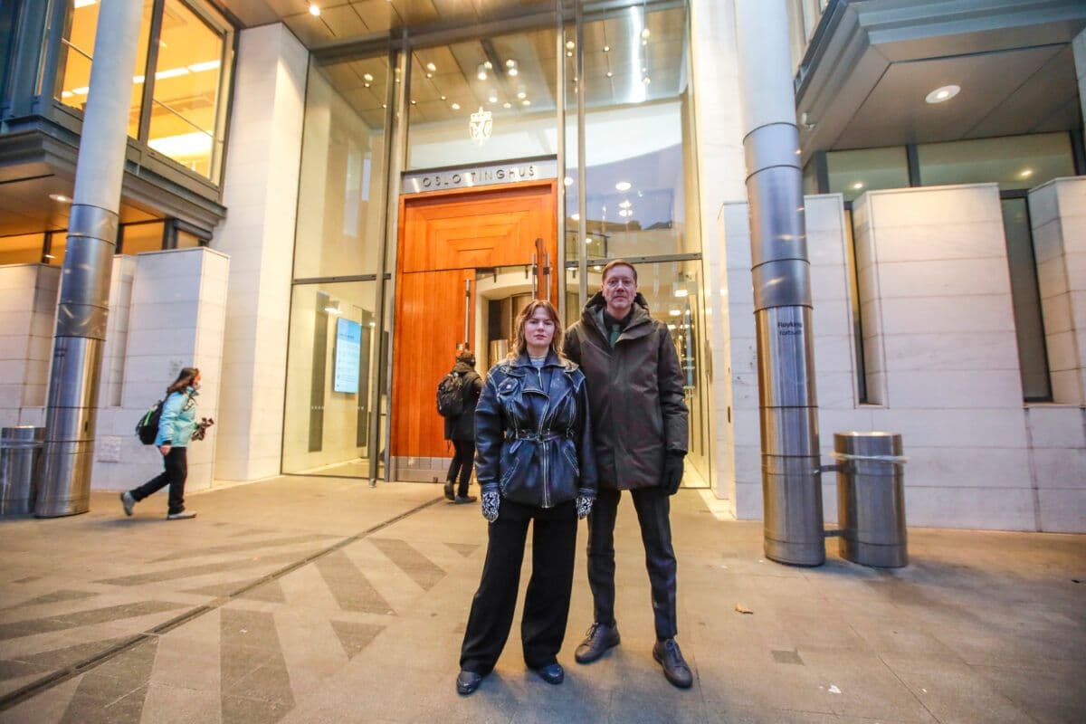 To personer står foran en bygning.