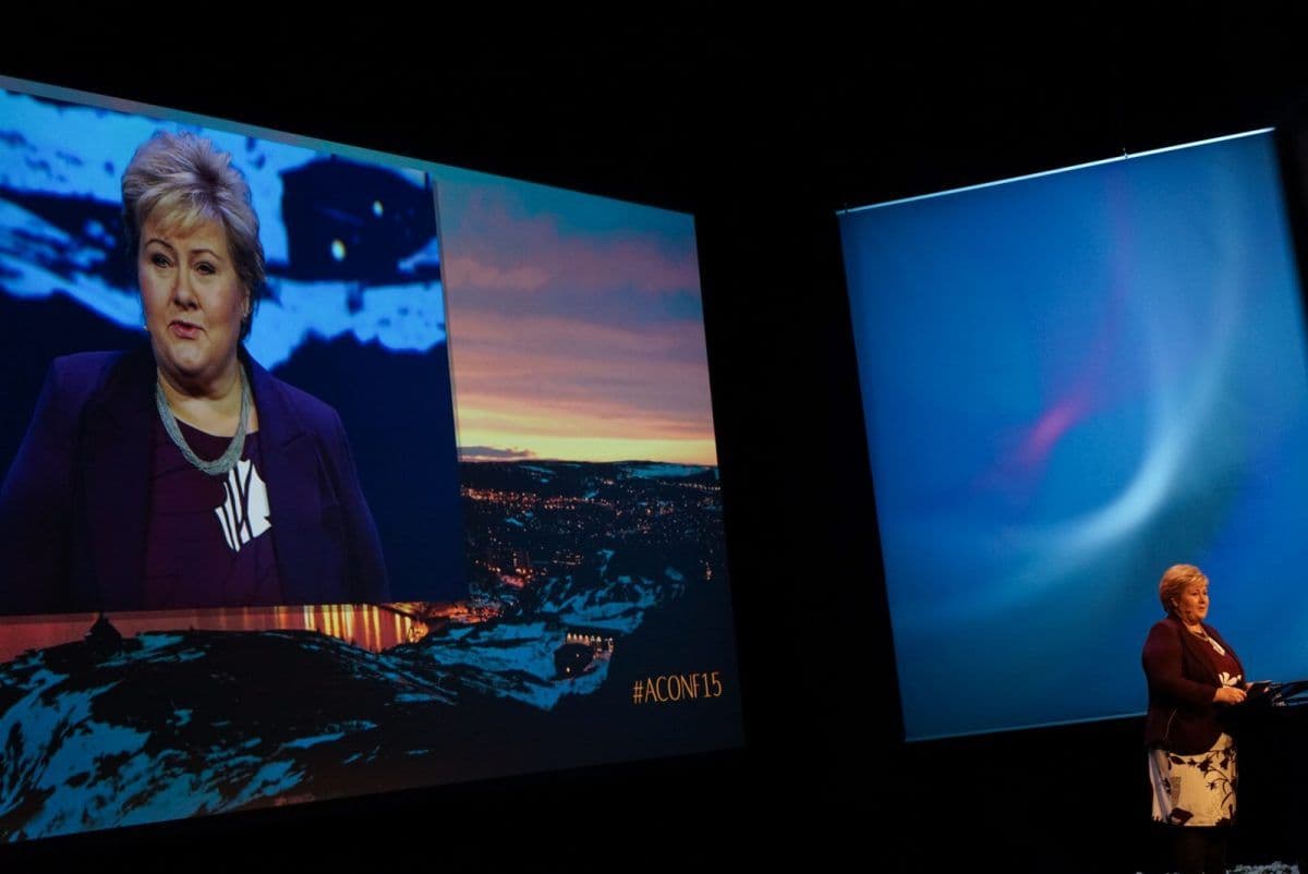 Statsminister Erna Solberg og regjeringen må bidra mer til næringslivets omstilling, mener artikkelforfatteren. Solberg her på Statoils høstkonferanse 2015.