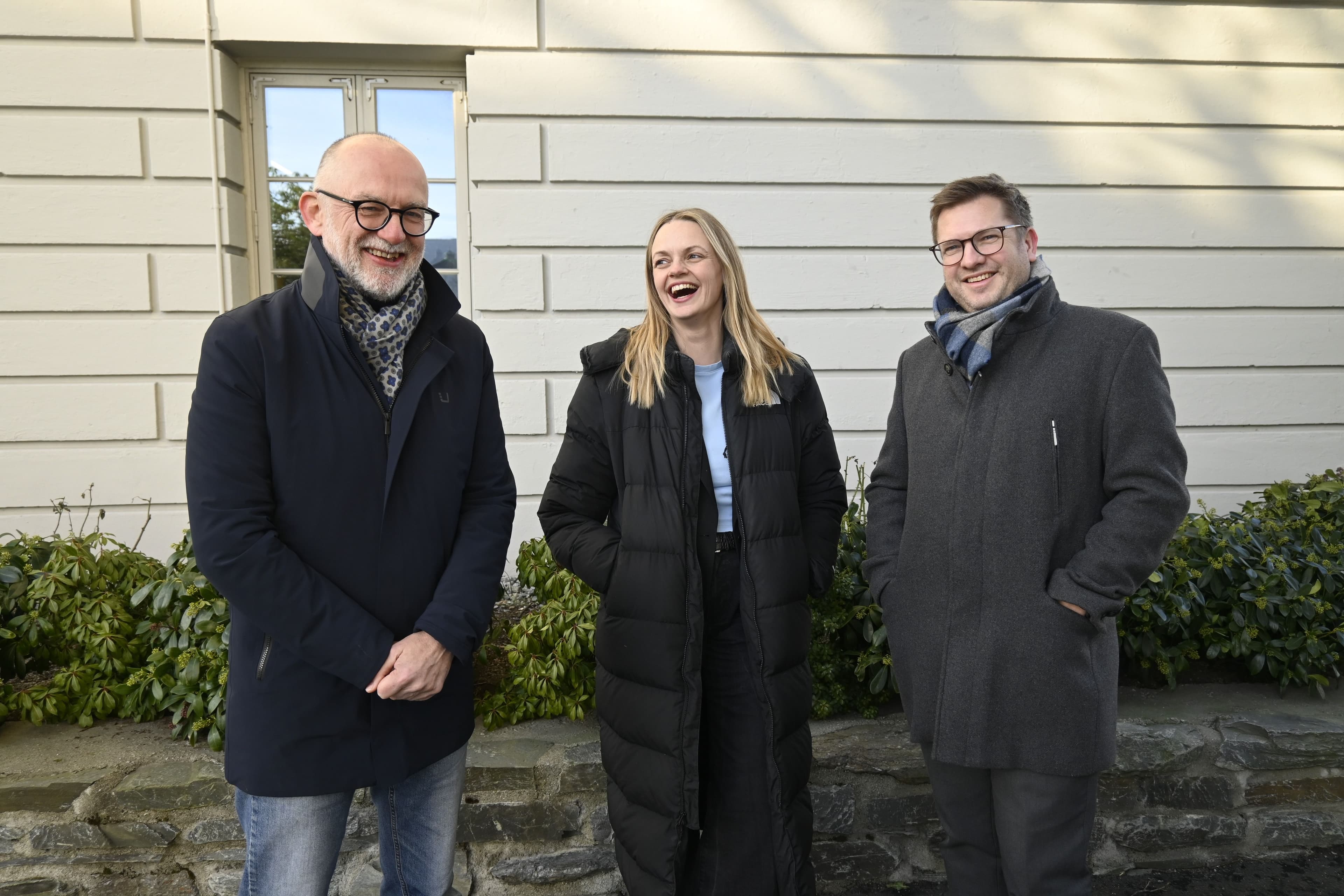 Kollegaer som ler sammen