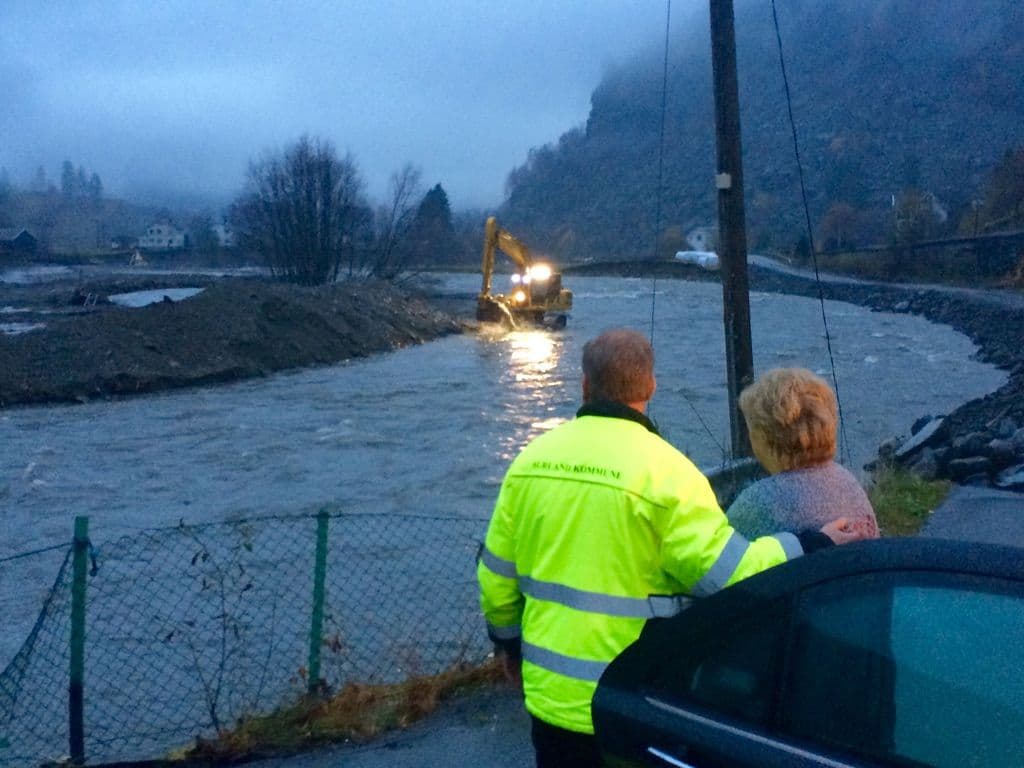 Erna Solberg ser på konsekvensene av flom på Vestlandet 1. november 2014. Klimatilpasning må til for å forberede samfunnet på klimarelaterte skader.
