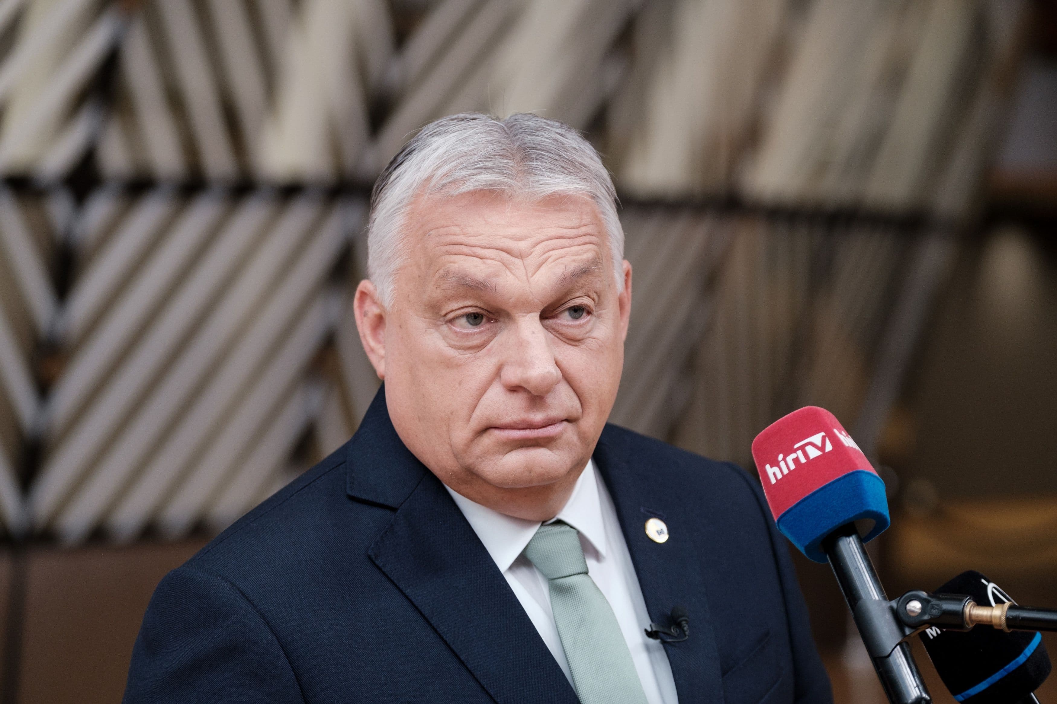 Ungarns statsminister Viktor Orbán som taler ved en TV-mikrofon.