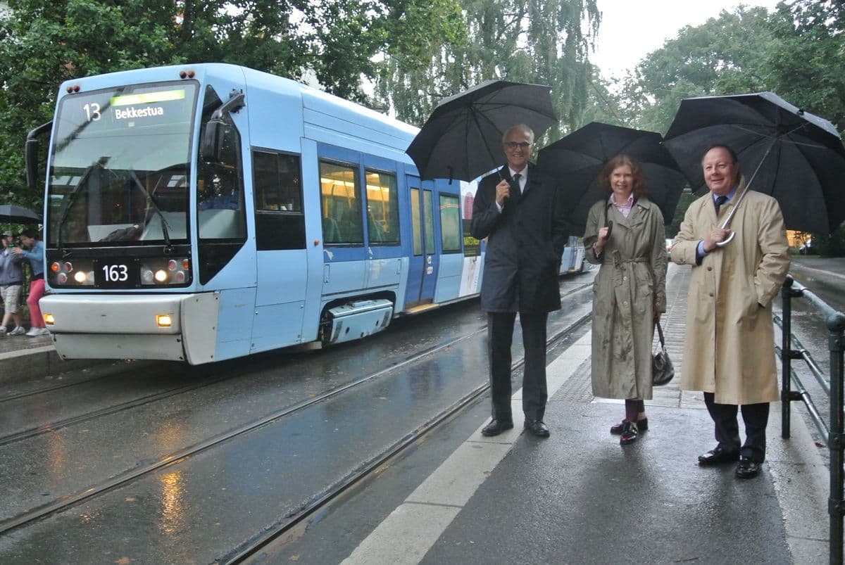 Ambassadører tar trikken i Oslos høstregn: F.v. Axel Berg, Sarah Gillett og Jean-Marc Rives.