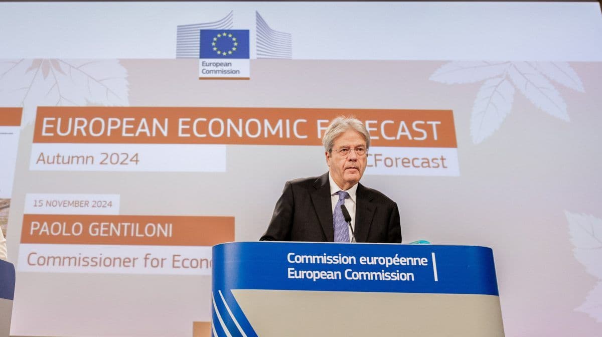 En mann står på et podium under European Economic Forecast-arrangementet, med tekst som indikerer at det er prognosen for høsten 2024.