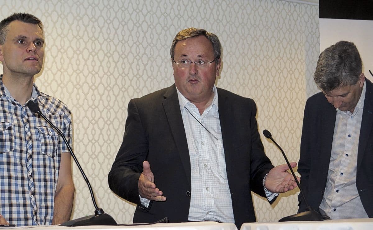 Debatterte desentralisering: Fra v. Einar Wilhelmsen, Steinar Bysveen, Bernt Bremdal (foto: Tellef Øgrim)