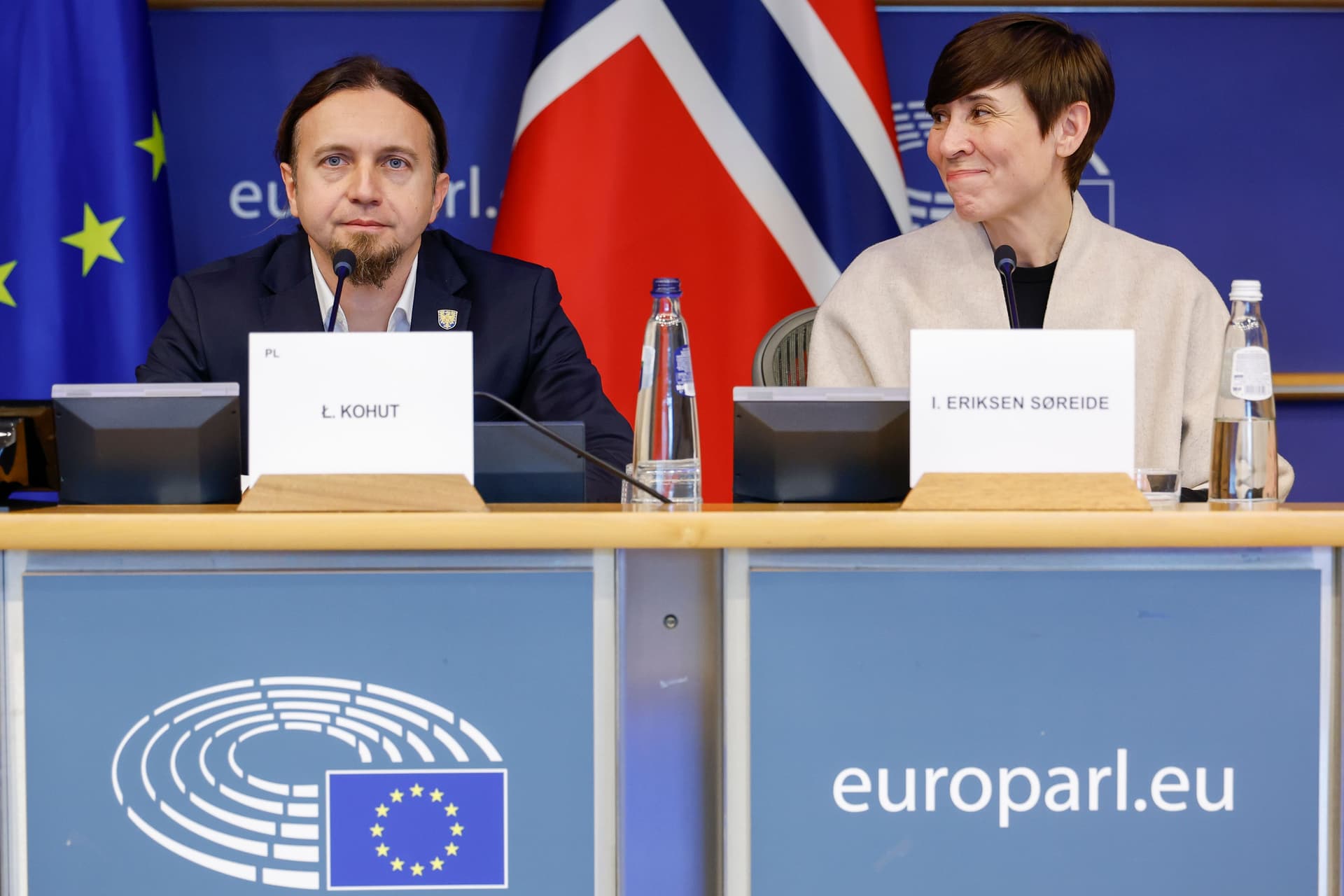 L. Kohut og I. Eriksen Søreide under en seanse i Europaparlamentet.
